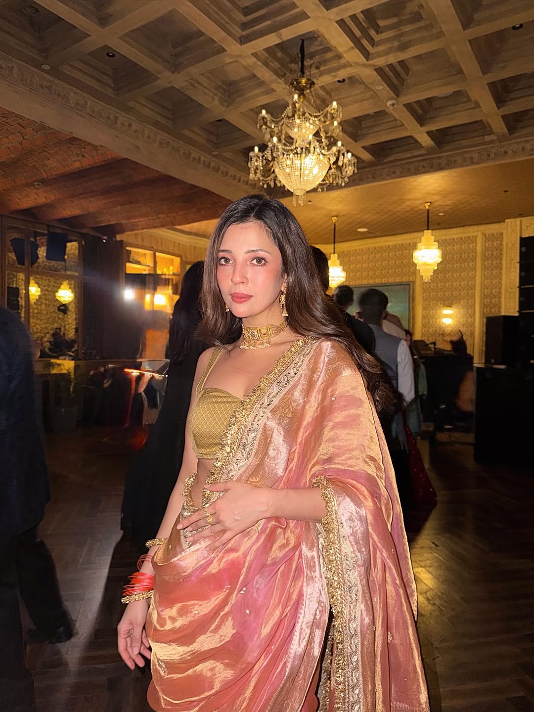 Good morning pineapples have a wonderful weekend 🫶

Saree lovers i know you’re gonna ask, this one is from @banarasiunique.sarees 

📸 @dieppj